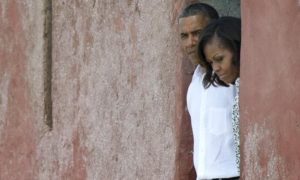 Barack et Michelle Obama se recueillant à la maison des esclaves à Gorée