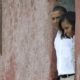 Barack et Michelle Obama se recueillant à la maison des esclaves à Gorée