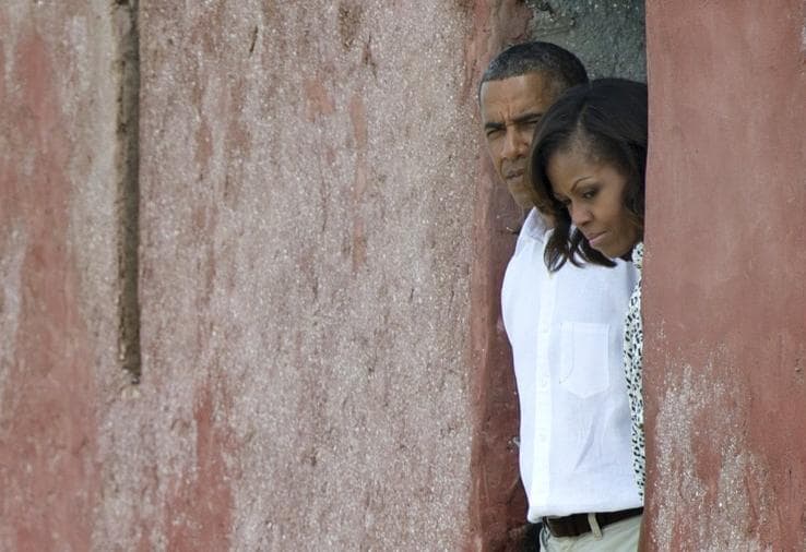 Barack et Michelle Obama se recueillant à la maison des esclaves à Gorée