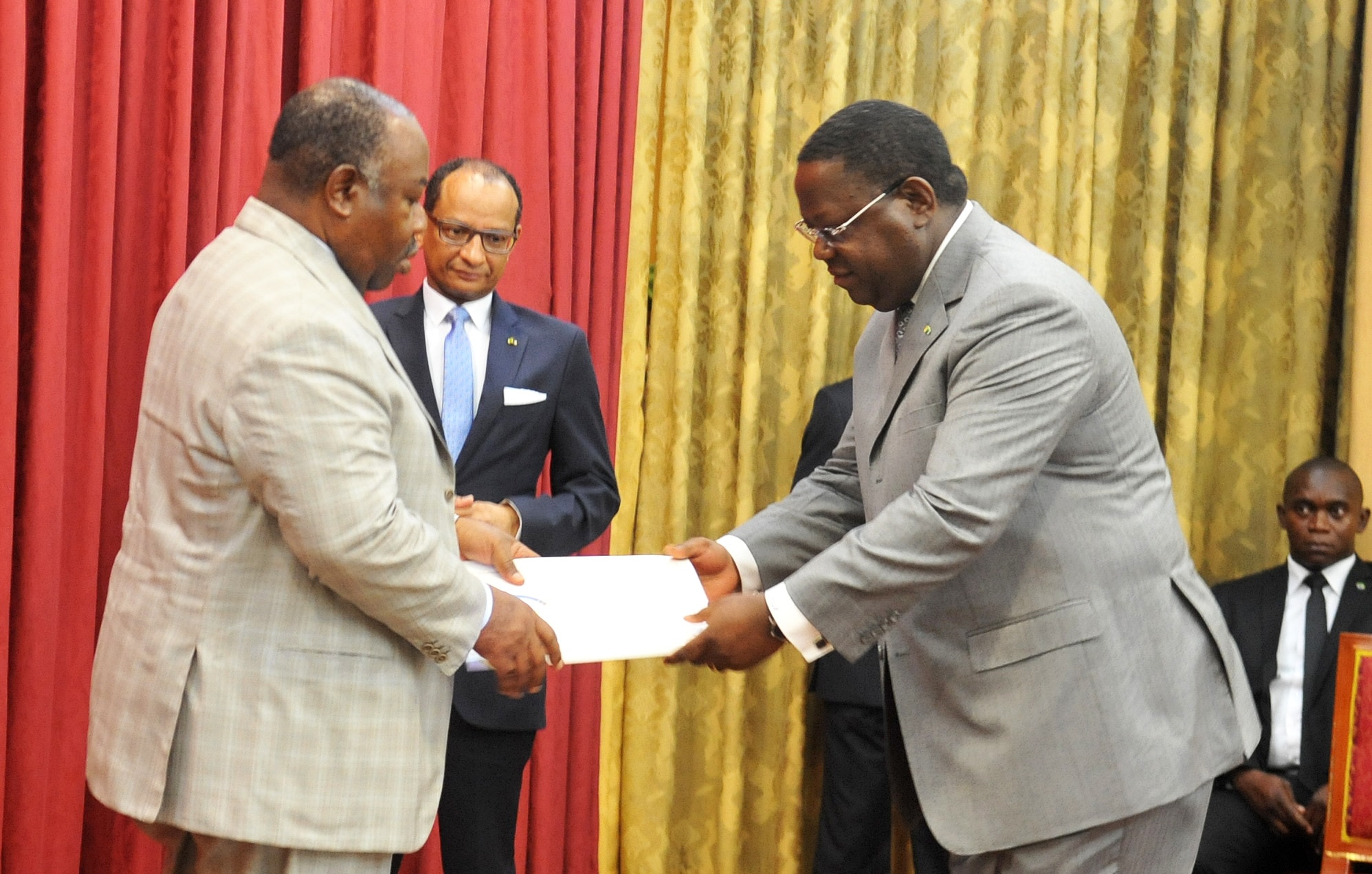 Gabon : Ali Bongo reconduit son Premier ministre après la démission du gouvernement
