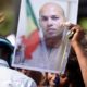 Un militant du Pds brandit un portrait de Karim Wade