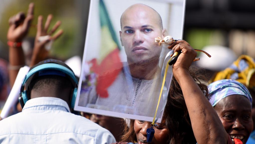 Un militant du Pds brandit un portrait de Karim Wade