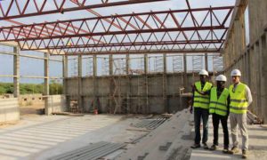 Federico Pardos, architecte d'Idom Zaragoza, avec Dijbril Kane et Fally Diop, au Sénégal