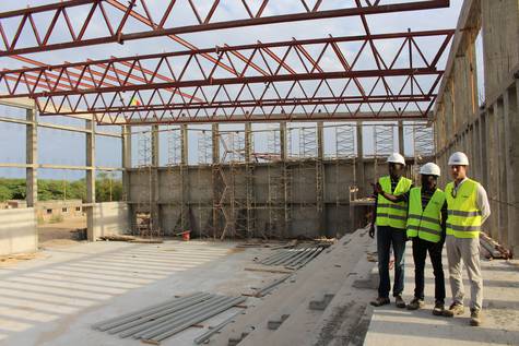 Federico Pardos, architecte d'Idom Zaragoza, avec Dijbril Kane et Fally Diop, au Sénégal