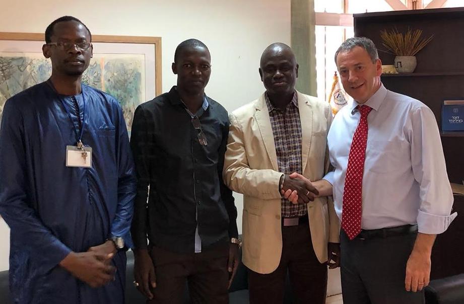 Le directeur d’Amnesty international Sénégal saluant l’ambassade d’Israël