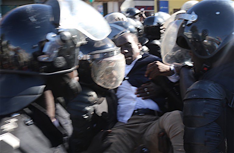 La démocratie en danger : la manifestation de l’opposition violement réprimée, plusieurs leaders malmenés et arrêtés