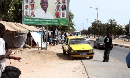 Pub Affiche élection à Dakar une rue