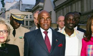 LE PRESIDENT DU SENEGAL ABDOULAYE WADE ET SA FEMME, LEUR FILLE SYNDIELY WADE ET LE RAPPEUR EKON - SOIREE "BLACK IS BEAUTIFUL" A L' ECOLE NATIONALE DES BEAUX ARTS A PARIS - DEFILE DE MODE ET BIJOUX DE HUIT CREATEURS QUI RACONTENT L' HISTOIRE DE L' AFRIQUE CONTEMPORAINE