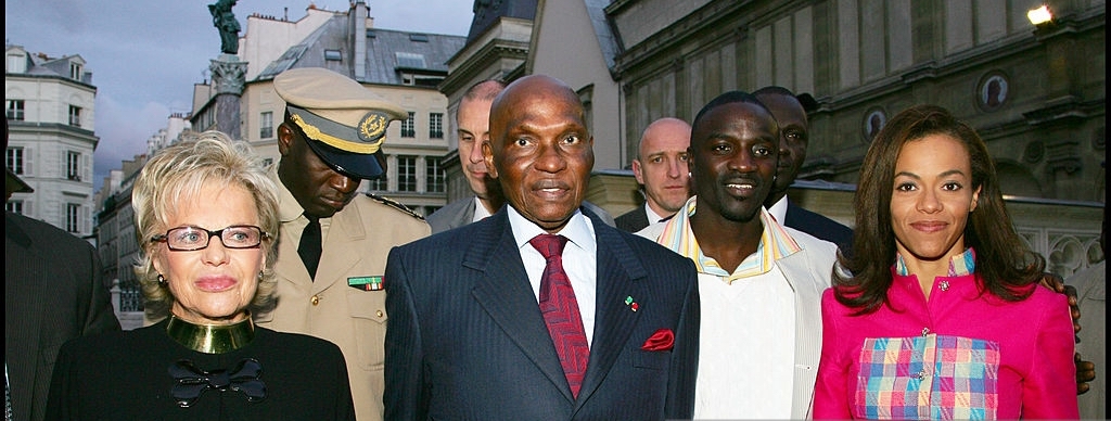 LE PRESIDENT DU SENEGAL ABDOULAYE WADE ET SA FEMME, LEUR FILLE SYNDIELY WADE ET LE RAPPEUR EKON - SOIREE "BLACK IS BEAUTIFUL" A L' ECOLE NATIONALE DES BEAUX ARTS A PARIS - DEFILE DE MODE ET BIJOUX DE HUIT CREATEURS QUI RACONTENT L' HISTOIRE DE L' AFRIQUE CONTEMPORAINE