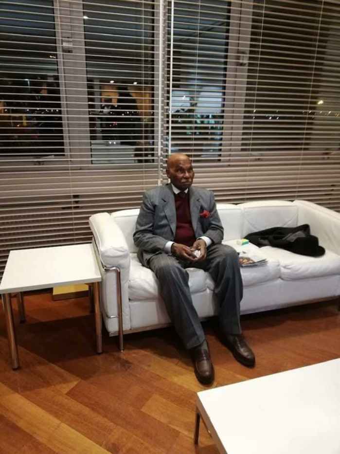 Photos : Me Abdoulaye Wade au salon d’honneur de l’aéroport Roissy Charles De Gaulle de Paris