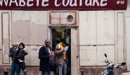 Des militants de la coalition Idy2019 font du porte-à-porte à Paris