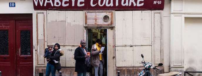 Des militants de la coalition Idy2019 font du porte-à-porte à Paris