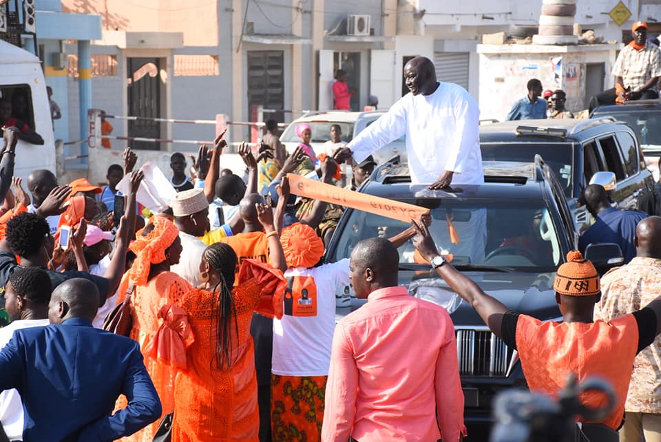 Dernier jour de campagne : la déferlante orange s’abat sur Dakar, les militants décrètent la victoire au premier tour