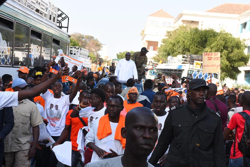 Dernier jour de campagne : la déferlante orange s’abat sur Dakar, les militants décrètent la victoire au premier tour