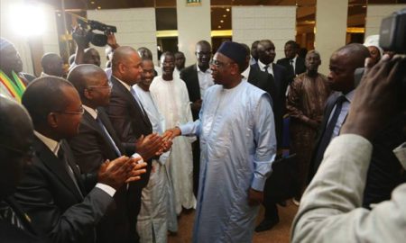 Macky Sall saluant des membres de son parti