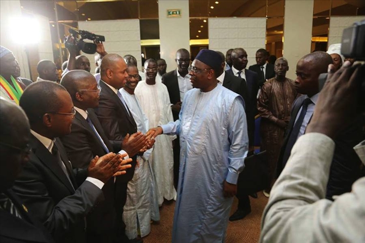 Macky Sall saluant des membres de son parti