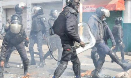 Des Policiers réprimant les manifestants le 19 avril 2018
