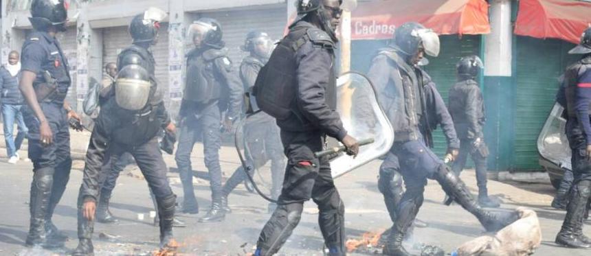 Des Policiers réprimant les manifestants le 19 avril 2018