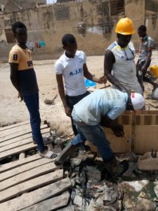 Kaolack : les jeunes de Médina Mbaba démarrent par leur propre moyen, la construction d'un pont pour la traversée du canal à ciel ouvert de leur quartier