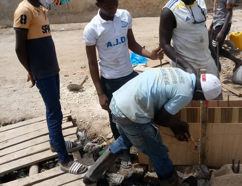 Kaolack : les jeunes de Médina Mbaba démarrent par leur propre moyen, la construction d'un pont pour la traversée du canal à ciel ouvert de leur quartier