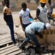 Kaolack : les jeunes de Médina Mbaba démarrent par leur propre moyen, la construction d'un pont pour la traversée du canal à ciel ouvert de leur quartier