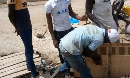 Kaolack : les jeunes de Médina Mbaba démarrent par leur propre moyen, la construction d'un pont pour la traversée du canal à ciel ouvert de leur quartier