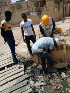 Kaolack : les jeunes de Médina Mbaba démarrent par leur propre moyen, la construction d'un pont pour la traversée du canal à ciel ouvert de leur quartier