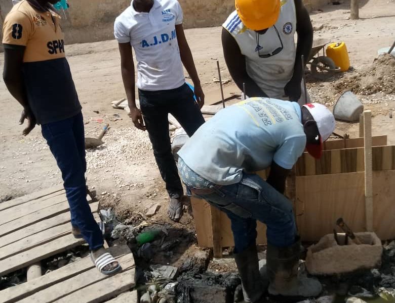 Kaolack : les jeunes de Médina Mbaba démarrent par leur propre moyen, la construction d'un pont pour la traversée du canal à ciel ouvert de leur quartier