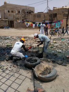 Kaolack : les jeunes de Médina Mbaba démarrent par leur propre moyen, la construction d'un pont pour la traversée du canal à ciel ouvert de leur quartier