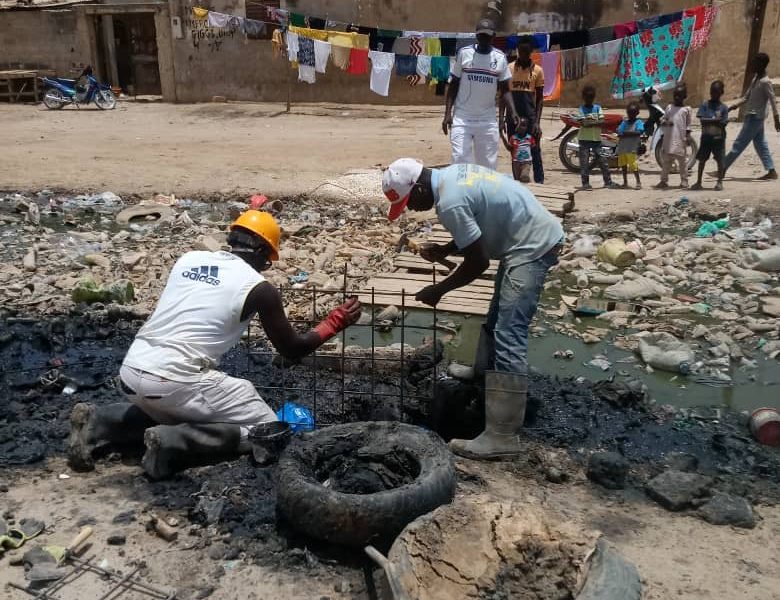 Kaolack : les jeunes de Médina Mbaba démarrent par leur propre moyen, la construction d'un pont pour la traversée du canal à ciel ouvert de leur quartier