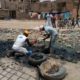 Kaolack : les jeunes de Médina Mbaba démarrent par leur propre moyen, la construction d'un pont pour la traversée du canal à ciel ouvert de leur quartier