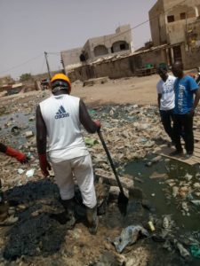 Kaolack : les jeunes de Médina Mbaba démarrent par leur propre moyen, la construction d'un pont pour la traversée du canal à ciel ouvert de leur quartier