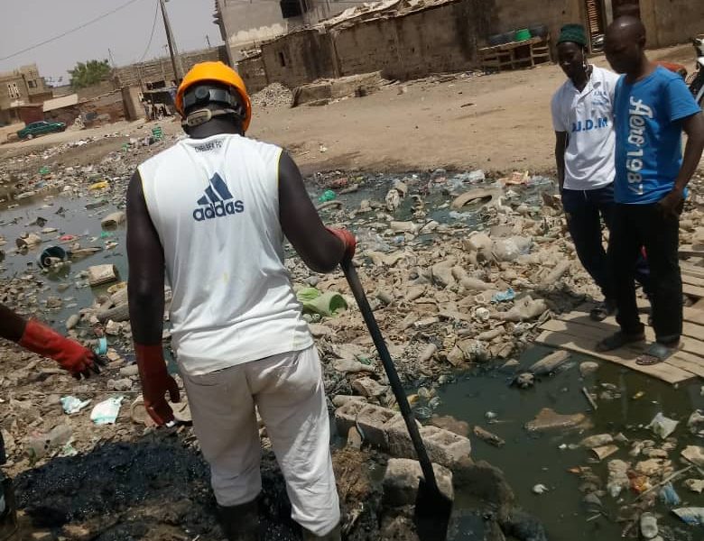 Kaolack : les jeunes de Médina Mbaba démarrent par leur propre moyen, la construction d'un pont pour la traversée du canal à ciel ouvert de leur quartier