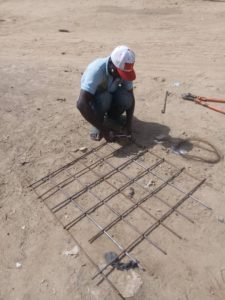 Kaolack : les jeunes de Médina Mbaba démarrent par leur propre moyen, la construction d'un pont pour la traversée du canal à ciel ouvert de leur quartier