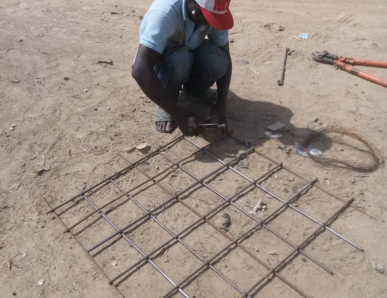 Kaolack : les jeunes de Médina Mbaba démarrent par leur propre moyen, la construction d'un pont pour la traversée du canal à ciel ouvert de leur quartier