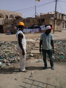 Kaolack : les jeunes de Médina Mbaba démarrent par leur propre moyen, la construction d'un pont pour la traversée du canal à ciel ouvert de leur quartier