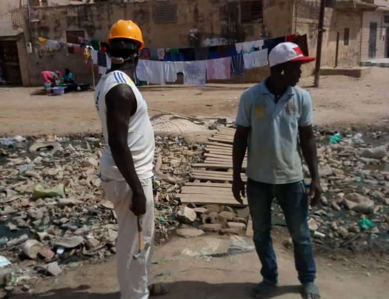 Kaolack : les jeunes de Médina Mbaba démarrent par leur propre moyen, la construction d'un pont pour la traversée du canal à ciel ouvert de leur quartier