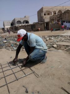 Kaolack : les jeunes de Médina Mbaba démarrent par leur propre moyen, la construction d'un pont pour la traversée du canal à ciel ouvert de leur quartier