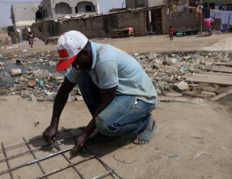 Kaolack : les jeunes de Médina Mbaba démarrent par leur propre moyen, la construction d'un pont pour la traversée du canal à ciel ouvert de leur quartier