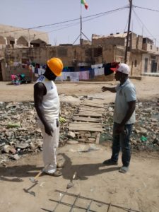 Kaolack : les jeunes de Médina Mbaba démarrent par leur propre moyen, la construction d'un pont pour la traversée du canal à ciel ouvert de leur quartier