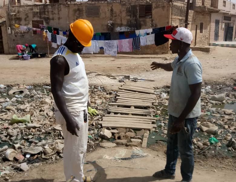 Kaolack : les jeunes de Médina Mbaba démarrent par leur propre moyen, la construction d'un pont pour la traversée du canal à ciel ouvert de leur quartier