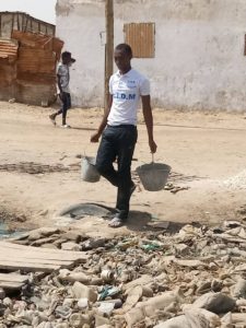 Kaolack : les jeunes de Médina Mbaba démarrent par leur propre moyen, la construction d'un pont pour la traversée du canal à ciel ouvert de leur quartier