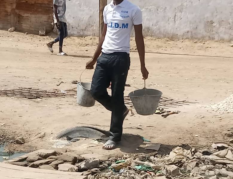 Kaolack : les jeunes de Médina Mbaba démarrent par leur propre moyen, la construction d'un pont pour la traversée du canal à ciel ouvert de leur quartier