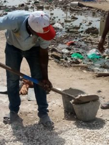 Kaolack : les jeunes de Médina Mbaba démarrent par leur propre moyen, la construction d'un pont pour la traversée du canal à ciel ouvert de leur quartier