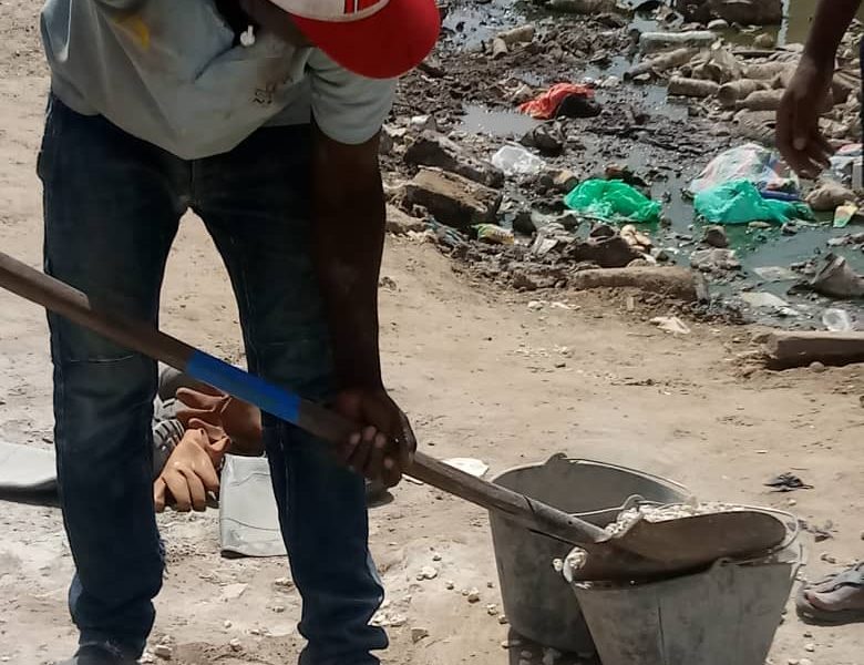 Kaolack : les jeunes de Médina Mbaba démarrent par leur propre moyen, la construction d'un pont pour la traversée du canal à ciel ouvert de leur quartier