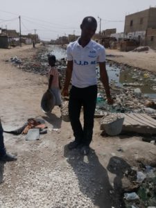 Kaolack : les jeunes de Médina Mbaba démarrent par leur propre moyen, la construction d'un pont pour la traversée du canal à ciel ouvert de leur quartier