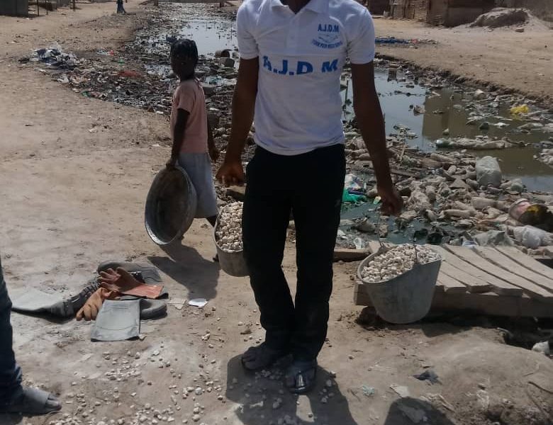 Kaolack : les jeunes de Médina Mbaba démarrent par leur propre moyen, la construction d'un pont pour la traversée du canal à ciel ouvert de leur quartier