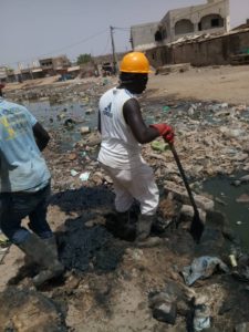 Kaolack : les jeunes de Médina Mbaba démarrent par leur propre moyen, la construction d'un pont pour la traversée du canal à ciel ouvert de leur quartier