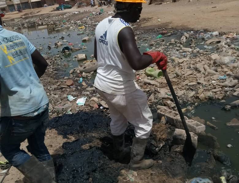 Kaolack : les jeunes de Médina Mbaba démarrent par leur propre moyen, la construction d'un pont pour la traversée du canal à ciel ouvert de leur quartier