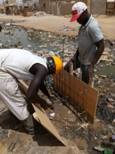 Kaolack : les jeunes de Médina Mbaba démarrent par leur propre moyen, la construction d'un pont pour la traversée du canal à ciel ouvert de leur quartier